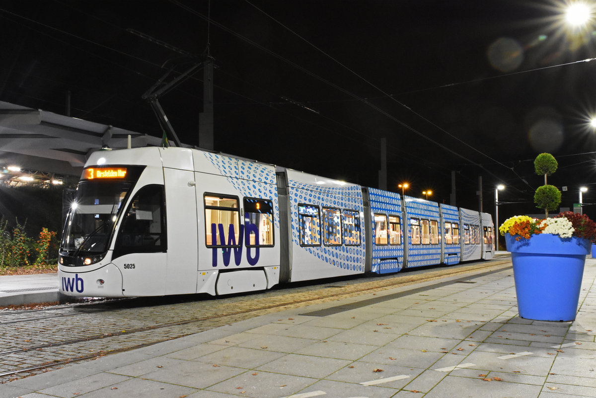Be 6/8 Flexity 5025 mit der IWB Werbung, wartet an der Endstation beim Bahnhof Saint Louis. Die Aufnahme stammt vom 17.11.2020.