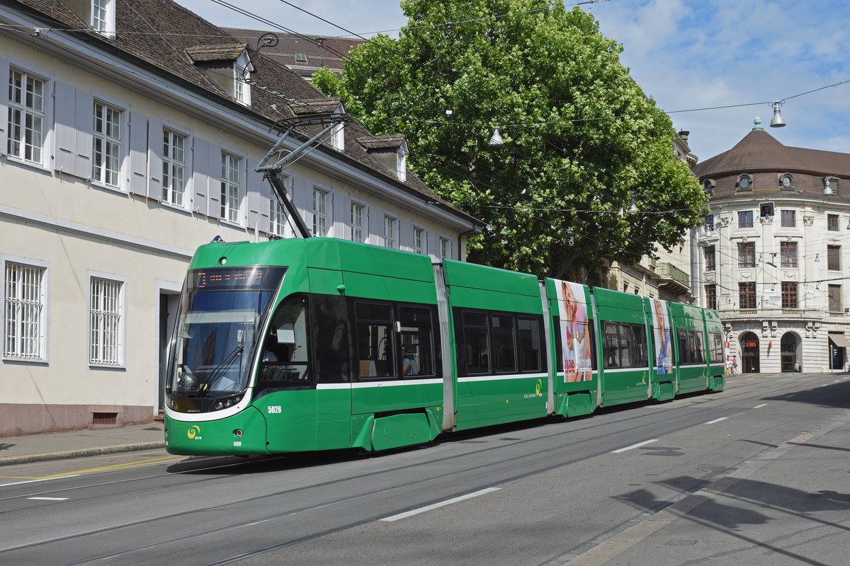 Be 6/8 Flexity 5026, auf der Linie 3, fährt zur Haltestelle Barfüsserplatz. Die Aufnahme stammt vom 24.06.2018.