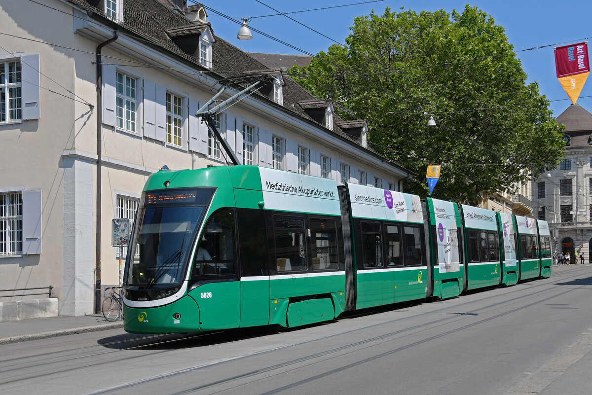 Be 6/8 Flexity 5026, auf der Linie 14, fährt am 02.06.2023 den Steinenberg hinunter zur Haltestelle Barfüsserplatz.
