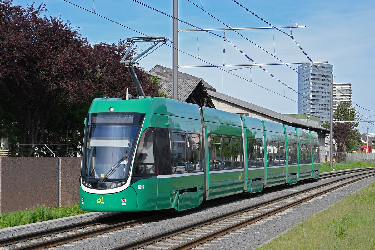 Be 6/8 Flexity 5026, auf der Linie 14, fährt am 13.04.2024 zur Haltestelle Kästeli.