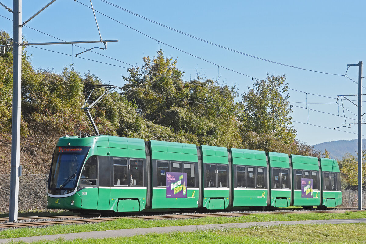 Be 6/8 Flexity 5026, auf der Linie 14, fährt am 21.10.2024 zur Haltestelle Rothausstrasse. Aufnahme Muttenz.