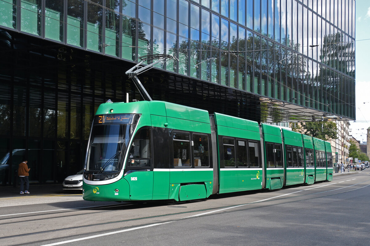 Be 6/8 Flexity 5026, auf der wegen einer Baustelle verlängerten Linie 21, fährt am 05.09.2025 zur Haltestelle Messeplatz. Aufnahme Basel.