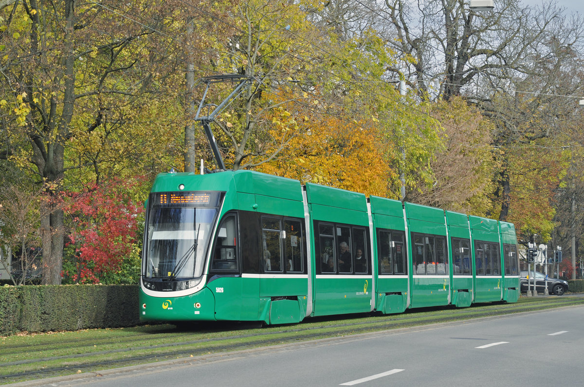 Be 6/8 Flexity 5026, auf der Linie 8, fährt zur Haltestelle am Bahnhof SBB. Die Aufnahme stammt vom 15.11.2016.