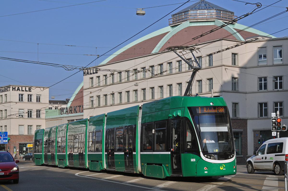 Be 6/8 Flexity 5026, auf der Linie 1, fährt zur Endstation am Bahnhof SBB. Die Aufnahme stammt vom 14.02.2017.