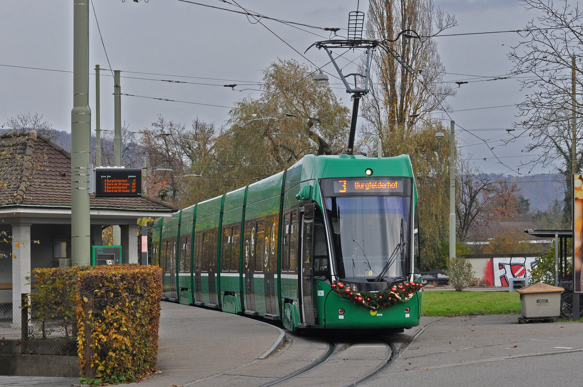 Be 6/8 Flexity 5026 mit einer Weihnachtsdekoration, auf der Linie 3, wartet am 28.11.2022 an der Endstation in Birsfelden.