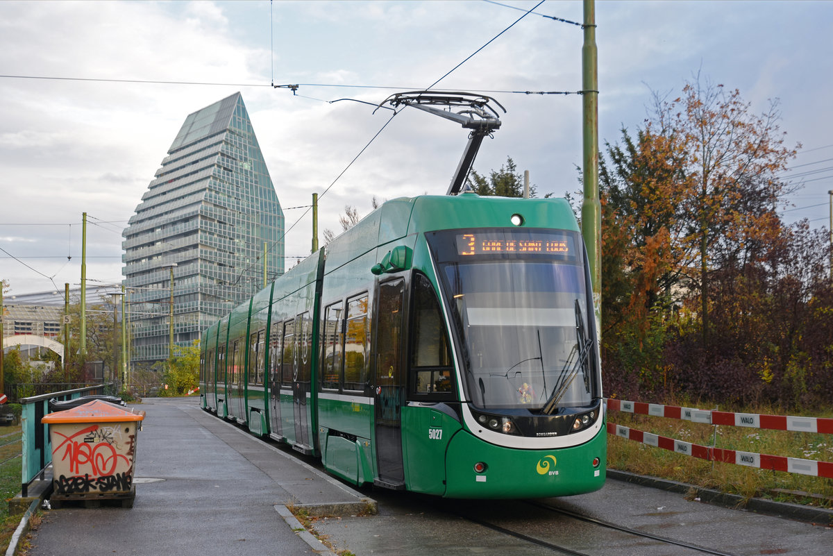 Be 6/8 Flexity 5027, auf der wegen einer Baustelle umgeleiteten Linie 3, wartet in der Schlaufe beim Schänzli. Die Aufnahme stammt vom 08.11.2018.