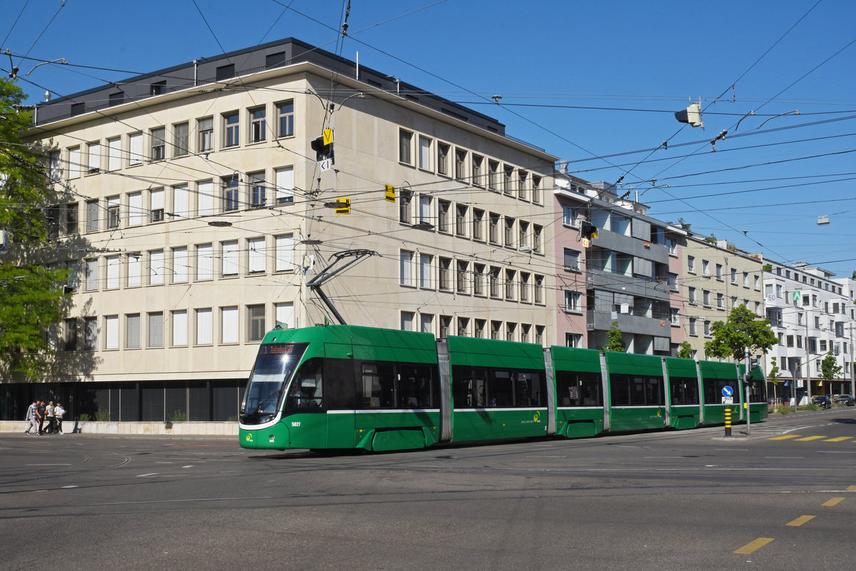 Be 6/8 Flexity 5027, auf der Linie 1, fährt bei der Haltestelle Dreirosenbrücke ein. Die Aufnahme stammt vom 23.04.2020.