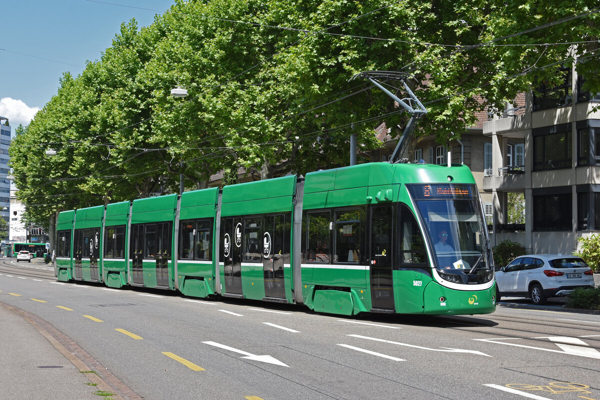 Be 6/8 Flexity 5027, auf der Linie 8, fährt zur Haltestelle ZOO Bachletten. Die Aufnahme stammt vom 05.07.2022.