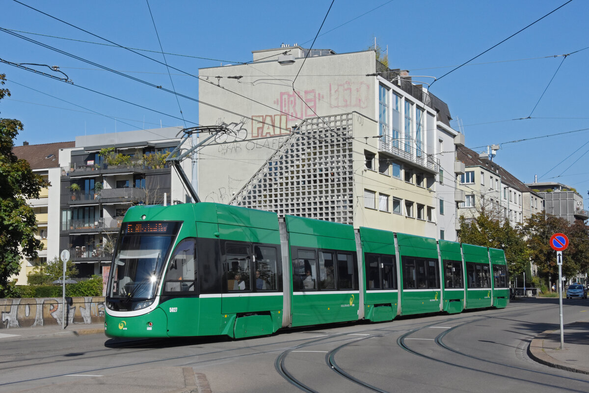 Be 6/8 Flexity 5027, auf der Linie 6, fährt am 22.09.2022 bei der Haltestelle Morgartenring ein.