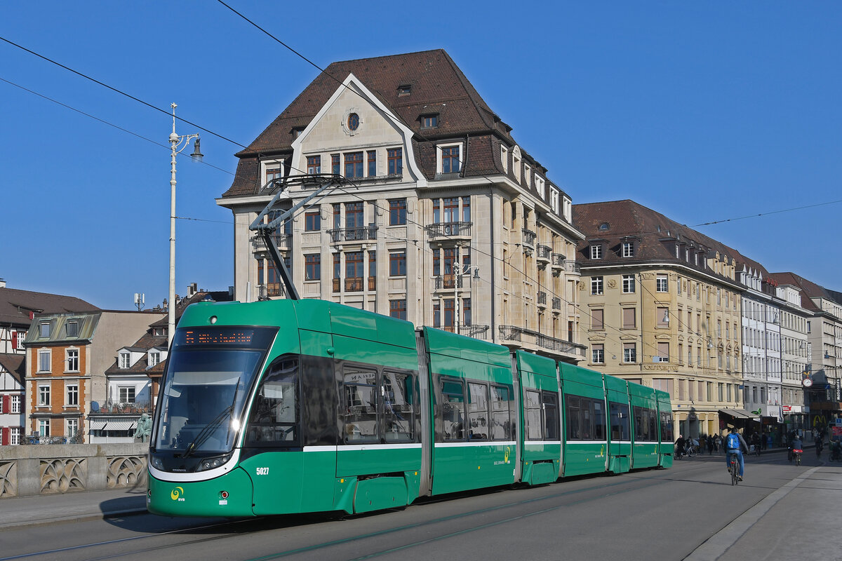 Be 6/8 Flexity 5027, auf der Linie 6, überquert am 09.02.2023 die Mittlere Rheinbrücke.