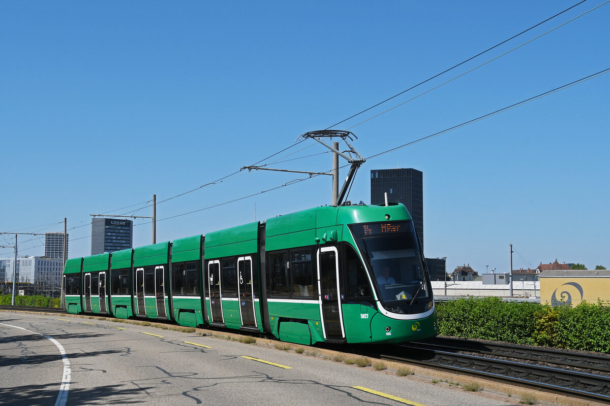 Be 6/8 Flexity 5027, auf der wegen einer Grossbaustelle umgeleiteten Linie 14, fährt am 18.08.2025 zur Endstation M-Parc beim Depot Dreispitz. Aufnahme Basel.