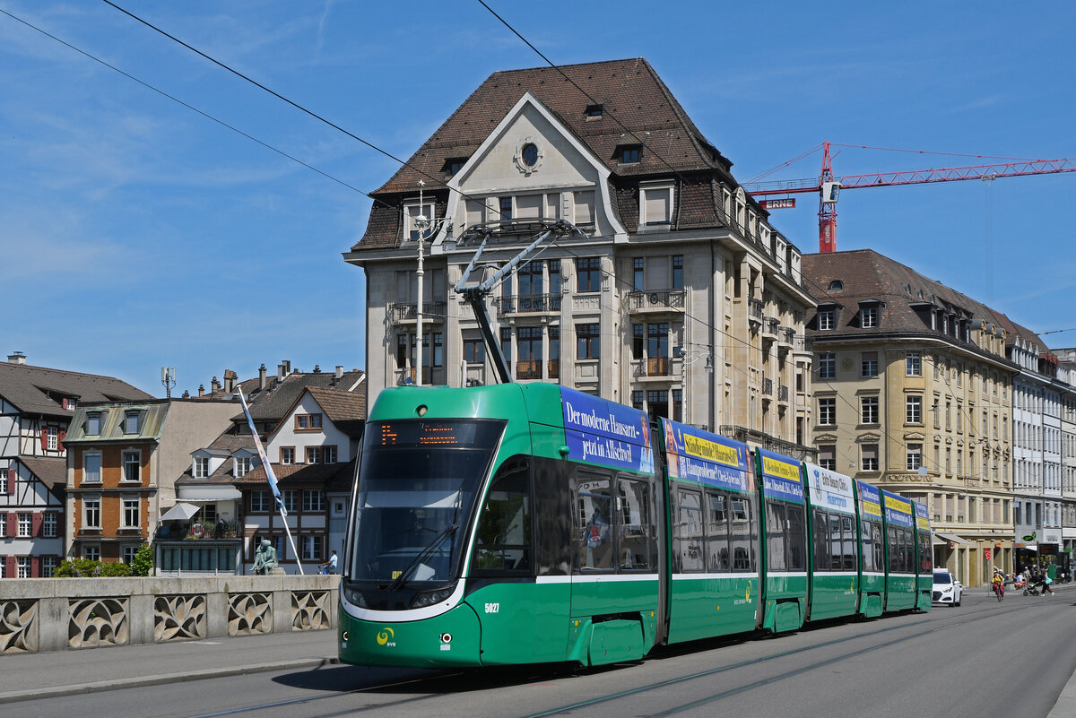Be 6/8 Flexity 5027, auf der Linie 14, �berquert am 27.04.2026 die Mittlere Rheinbr�cke. Aufnahme Basel.