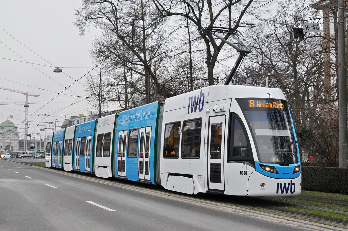Be 6/8 Flexity 5028 löst den Be 6/8 Combino 307 mit der IWB Werbung ab. Hier fährt der Wagen zur Haltestelle der Linie 8 am Aeschenplatz. Die Aufnahme stammt vom 07.12.2016.