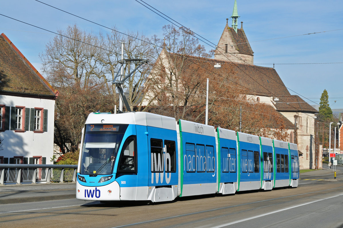 Be 6/8 Flexity 5028 löst den Be 6/8 Combino 307 mit der IWB Werbung ab. Hier fährt der Wagen zur Haltestelle der Linie 2 beim Kunstmuseum. Die Aufnahme stammt vom 08.12.2016.