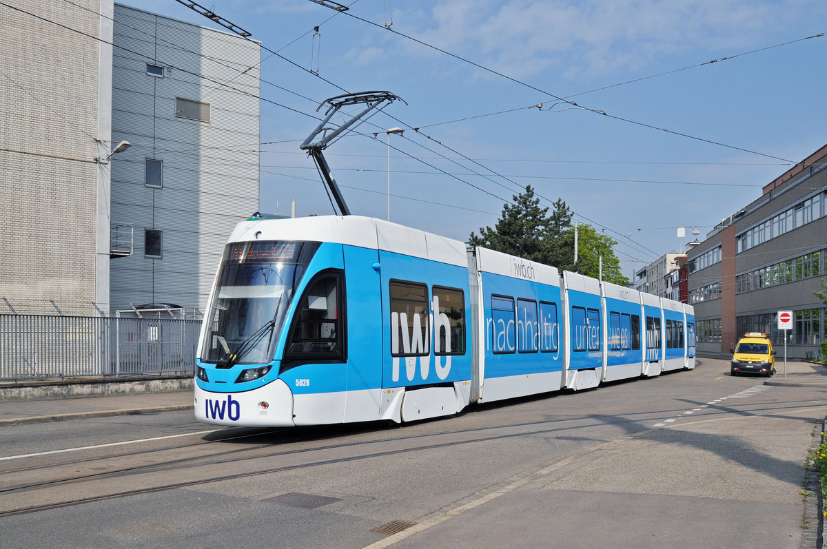 Be 6/8 Flexity 5028, mit der neuen IWB Werbung, fährt zur Haltestelle der Linie 8 an der CIBA. Die Aufnahme stammt vom 04.04.2017.