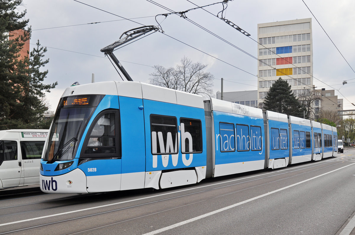 Be 6/8 Flexity 5028, mit der neuen IWB Werbung, fährt zur Haltestelle der Linie 8 am Wiesenplatz. Die Aufnahme stammt vom 03.04.2017.