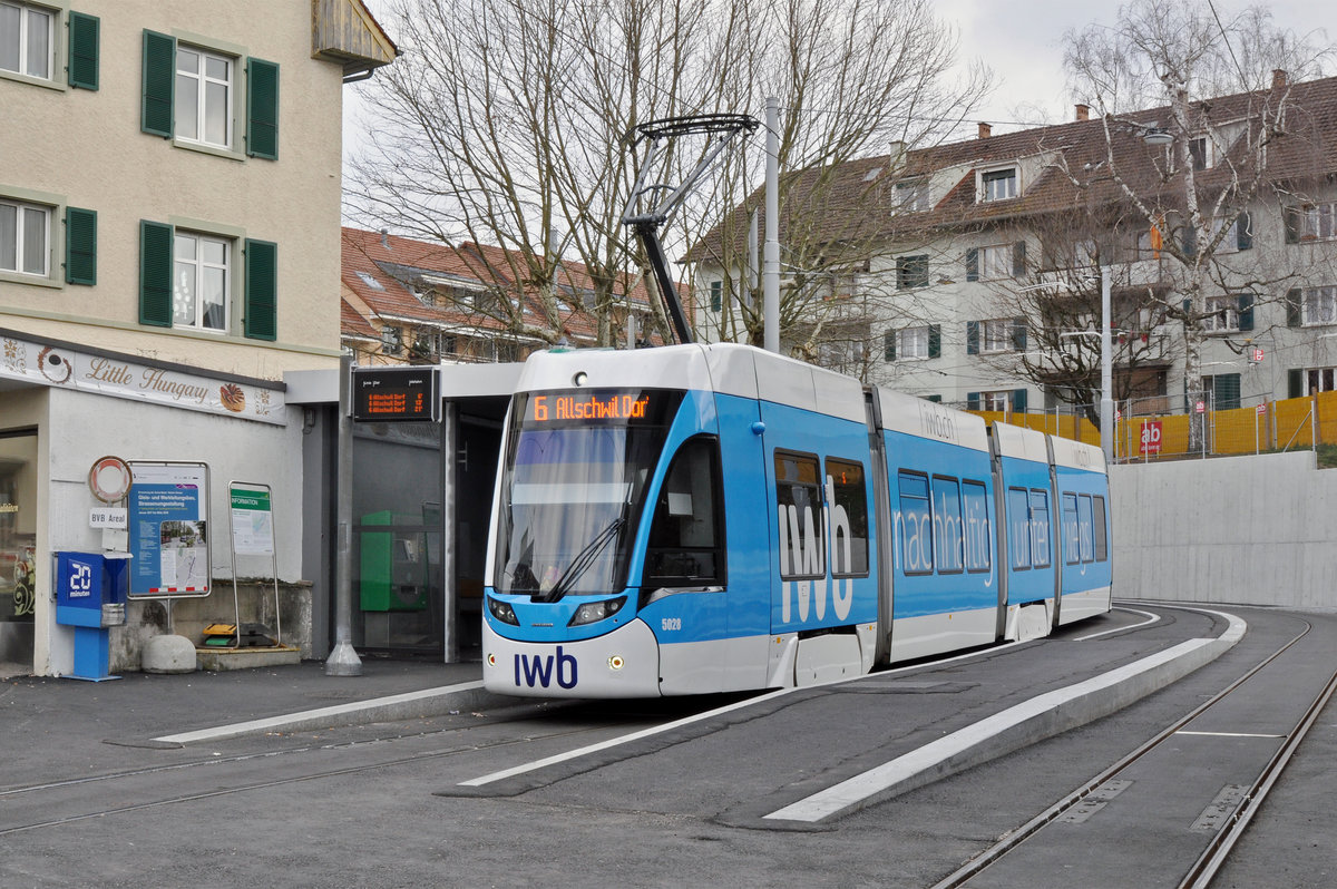 Be 6/8 Flexity 5028, mit der IWB Werbung, wartet an der Endstation der Linie 6 an der Riehen Grenze. Die Aufnahme stammt vom 27.02.2018.