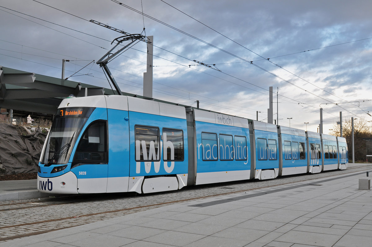 Be 6/8 Flexity 5028, mit der IWB Werbung, wartet an der Endstation der Linie 3 beim Bahnhof Saint Louis. Die Aufnahme stammt vom 07.03.2018.