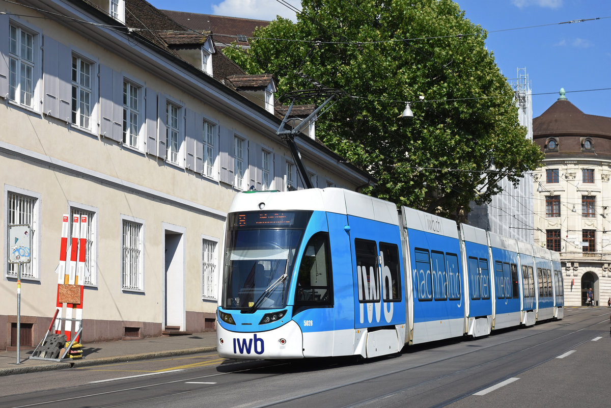 Be 6/8 Flexity 5028 mit der IWB Werbung, auf der Linie 8, fährt zur Haltestelle Barfüsserplatz. Die Aufnahme stammt vom 13.07.2018.
