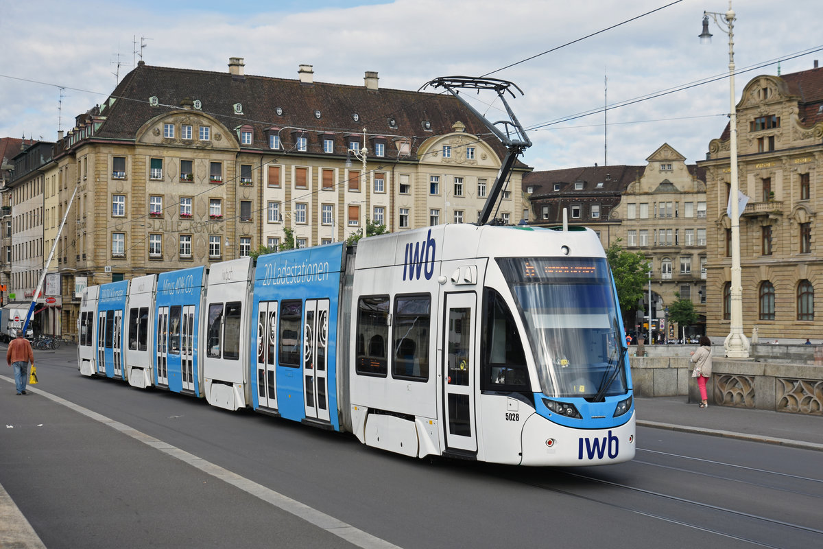 Be 6/8 Flexity 5028 mit der IWB Werbung, auf der Linie 6, überquert die Mittlere Rheinbrücke. Die Aufnahme stammt vom 02.06.2018.