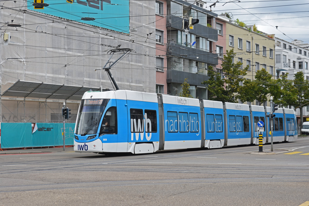 Be 6/8 Flexity 5028 mit der IWB Werbung, auf der Linie 14, fährt zur Haltestelle Dreirosenbrücke. Die Aufnahme stammt vom 23.09.2018.