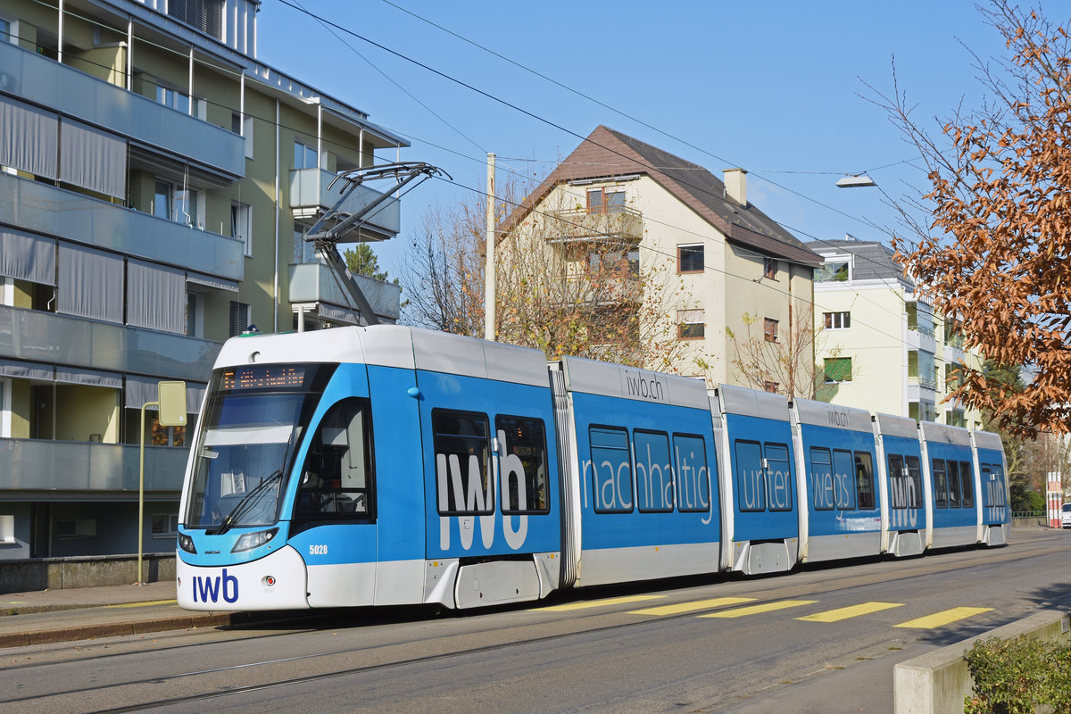 Be 6/8 Flexity 5028 mit der IWB Werbung, auf der Linie 6, bedient die Haltestelle Merkurstrasse. Die Aufnahme stammt vom 22.11.2018.