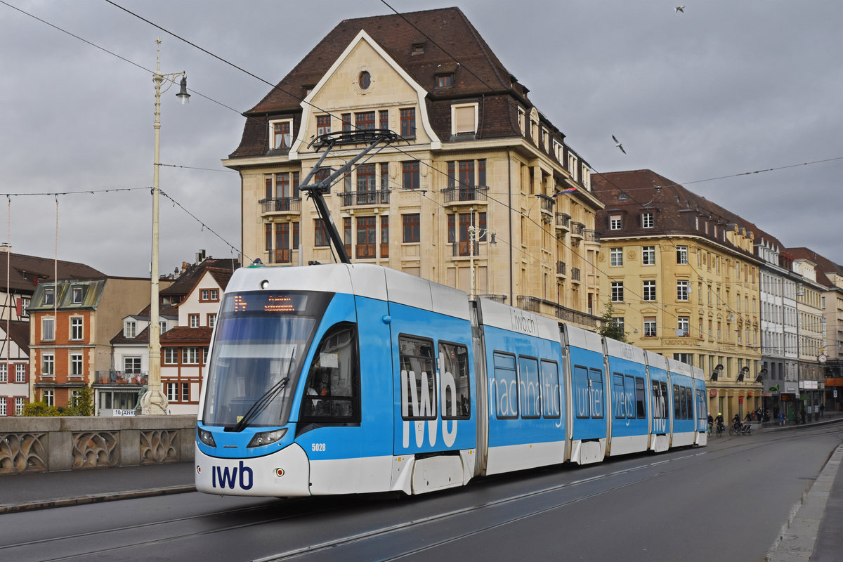 Be 6/8 Flexity 5028 mit der IWB Werbung, auf der Linie 14, überquert die Mittlere Rheinbrücke. Die Aufnahme stammt vom 09.12.2018.