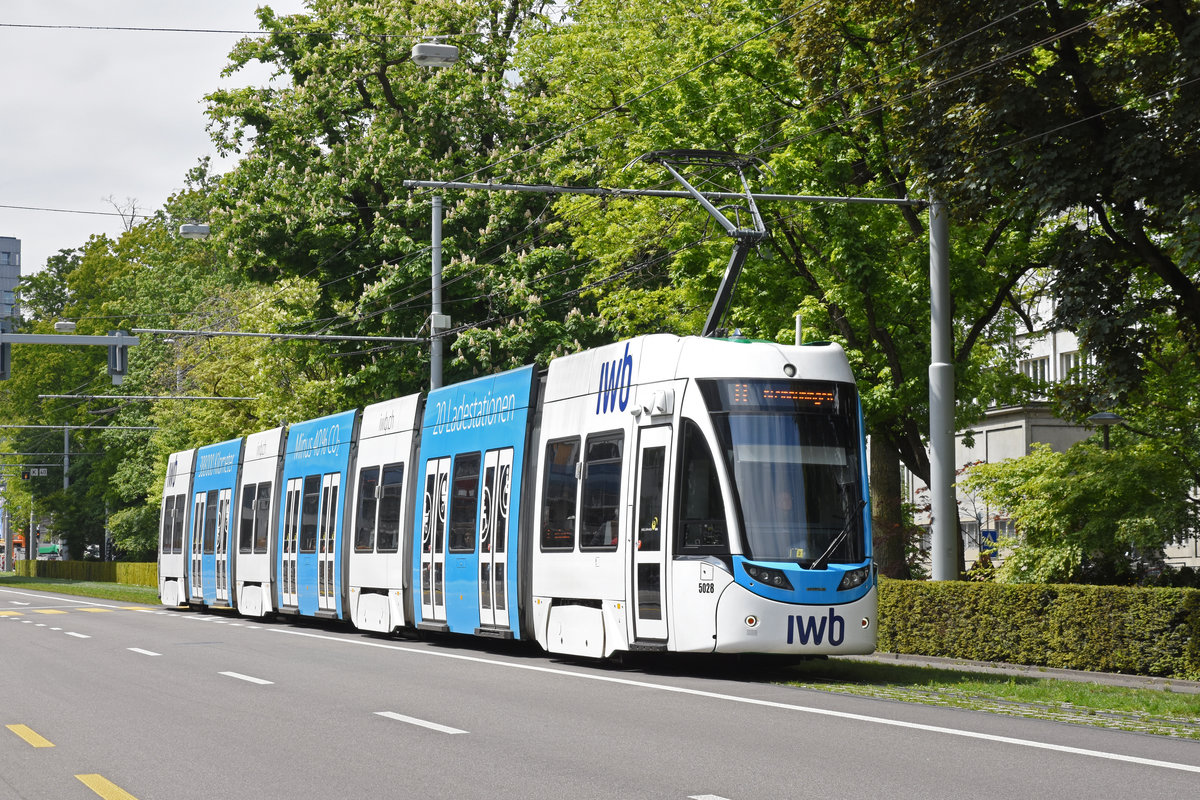 Be 6/8 Flexity 5028 mit der IWB Werbung, auf der Linie 8, fährt zur Haltestelle am Aeschenplatz. Die Aufnahme stammt vom 16.05.2019.