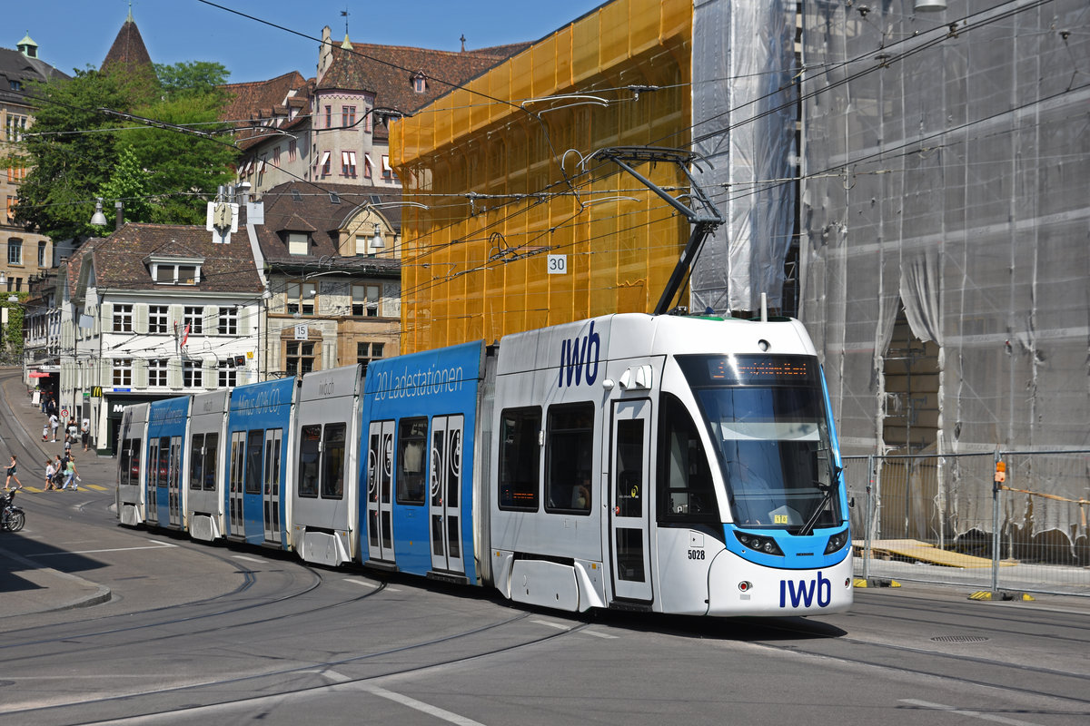 Be 6/8 Flexity 5028 mit der IWB Werbung, auf der Linie 3, fährt den Steinenberg hoch zur Haltestelle Bankverein. Die Aufnahme stammt vom 02.07.2019.