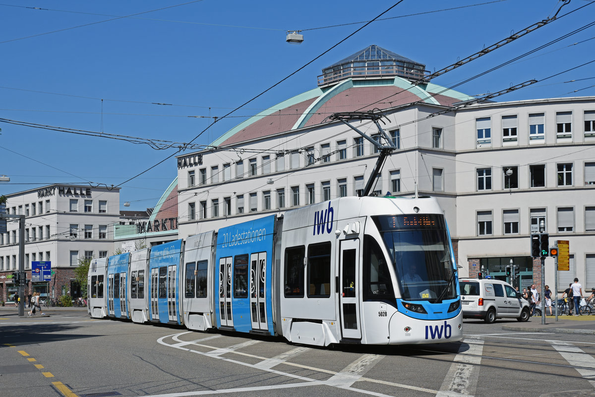 Be 6/8 Flexity 5028 mit der IWB Werbung, auf der Linie 1, fährt zur Haltestelle am Bahnhof SBB. Die Aufnahme stammt vom 26.08.2019.