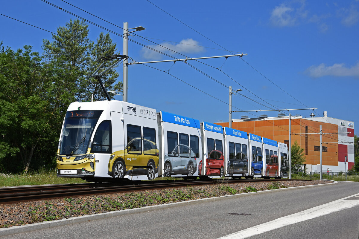 Be 6/8 Flexity 5028 mit der AMAG Werbung, auf der Linie 3, fährt zur Haltestelle Soleil. Die Aufnahme stammt vom 02.07.2021.