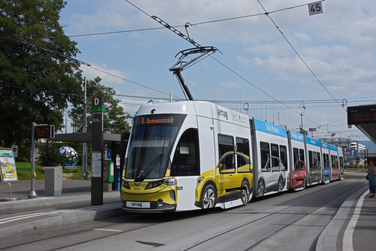 Be 6/8 Flexity 5028 mit der AMAG Werbung, auf der verlängerten Linie 1, wartet an der Endstation beim badischen Bahnhof. Die Aufnahme stammt vom 13.08.2021.