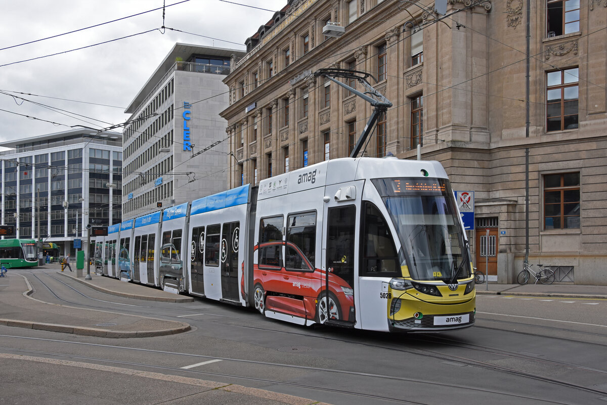 Be 6/8 Flexity 5028 mit der AMAG Werbung, auf der Linie 3, verlässt die Haltestelle Aeschenplatz. Die Aufnahme stammt vom 18.08.2021.