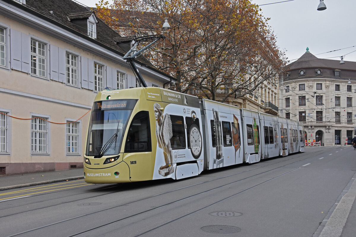 Be 6/8 Flexity 5028 mit der Werbung für die Basler Museen, auf der Linie 14, fährt den Steinenberg hinunter zur Haltestelle Barfüsserplatz. Die Aufnahme stammt vom 24.11.2021.