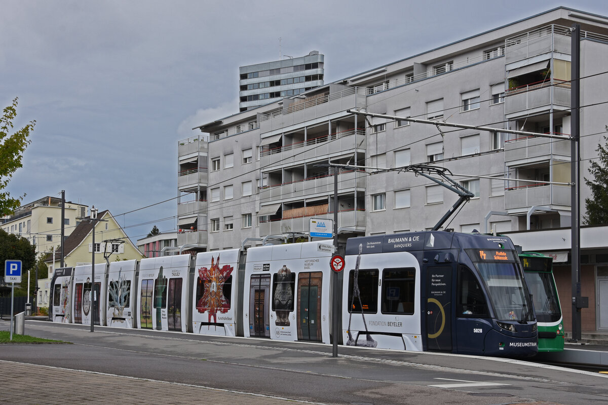 Be 6/8 Flexity 5028 mit der Werbung für die Basler Museen, auf der Linie 14, wartet an der Endstation in Pratteln. Die Aufnahme stammt vom 10.09.2022.