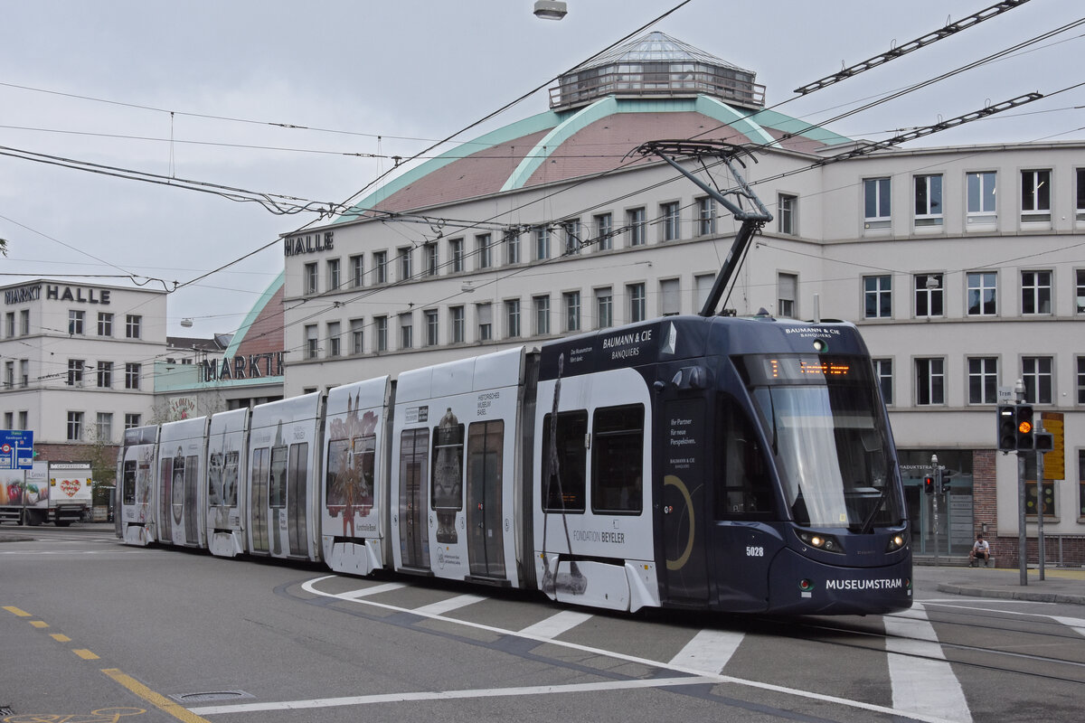Be 6/8 Flexity 5028 mit der Werbung für die Basler Museen, auf der Linie 1, fährt am 30.09.2022 zur Endstation am Bahnhof SBB.