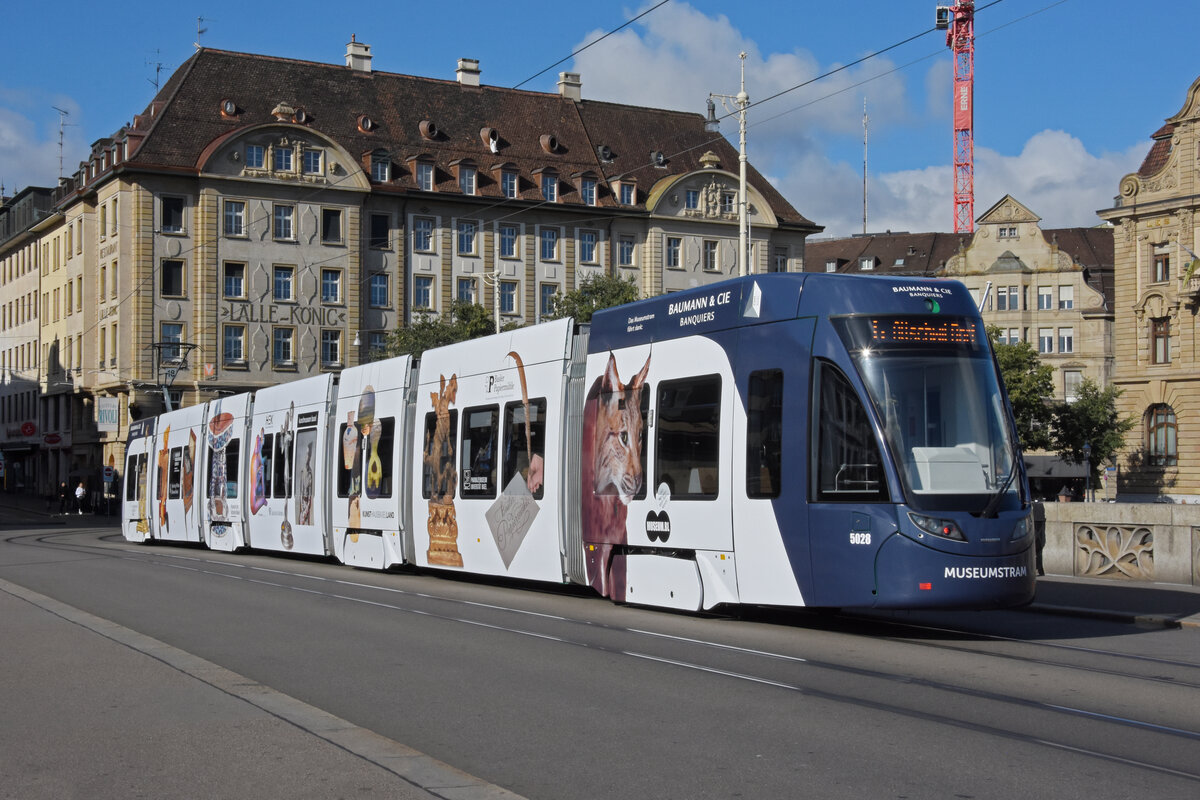 Be 6/8 Flexity 5028/ mit der Werbung für die Basler Museen, auf der Linie 6, überquert am 11.09.2022 die Mittlere Rheinbrücke.