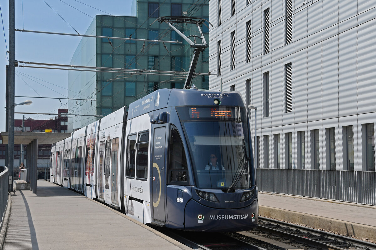 Be 6/8 Flexity 5028 mit der Werbung für die Basler Museen, auf der wegen einer Grossbaustelle zwischen Hardstrasse und Pratteln umgeleiteten Linie 14, bedient am 01.06.2023 die Haltestelle Peter Merian.