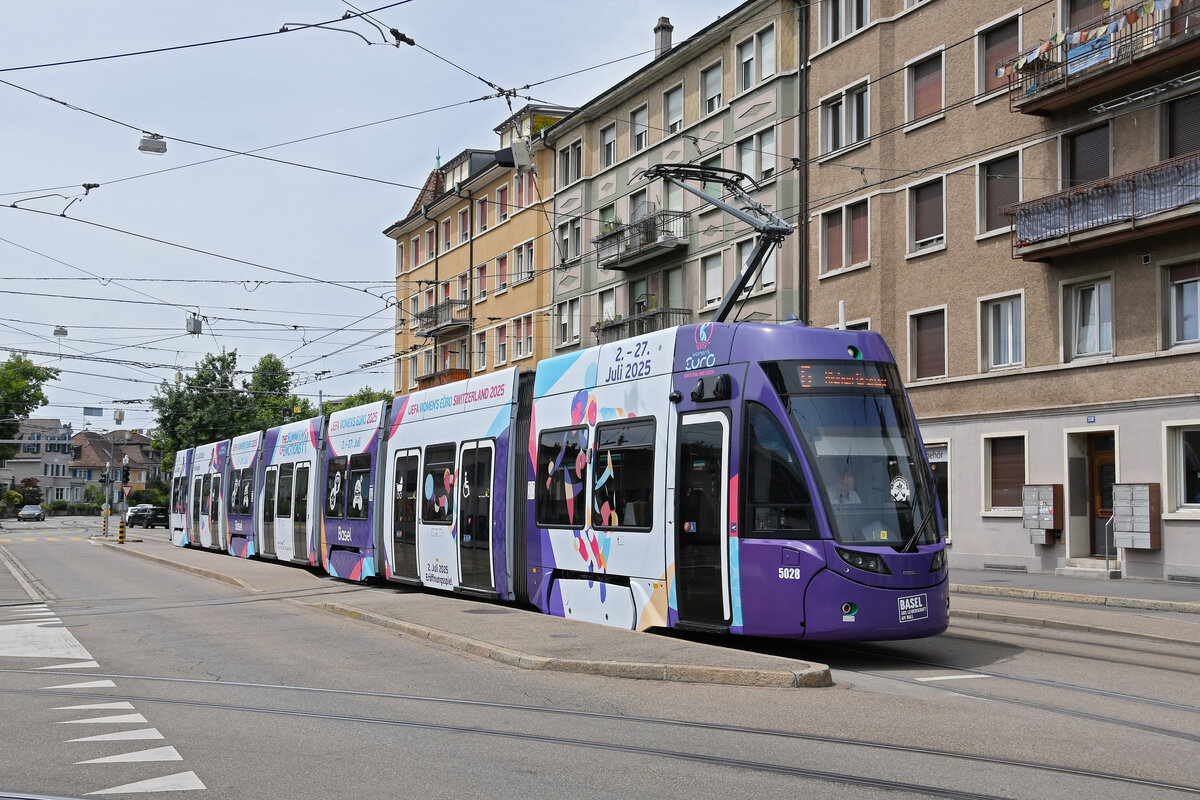 Be 6/8 Flexity 5028 mit der Werbung für die Fussball EM der Frauen 2025 in der Schweiz, auf der Linie 6, bedient am 05.07.2024 die Haltestelle Morgartenring.