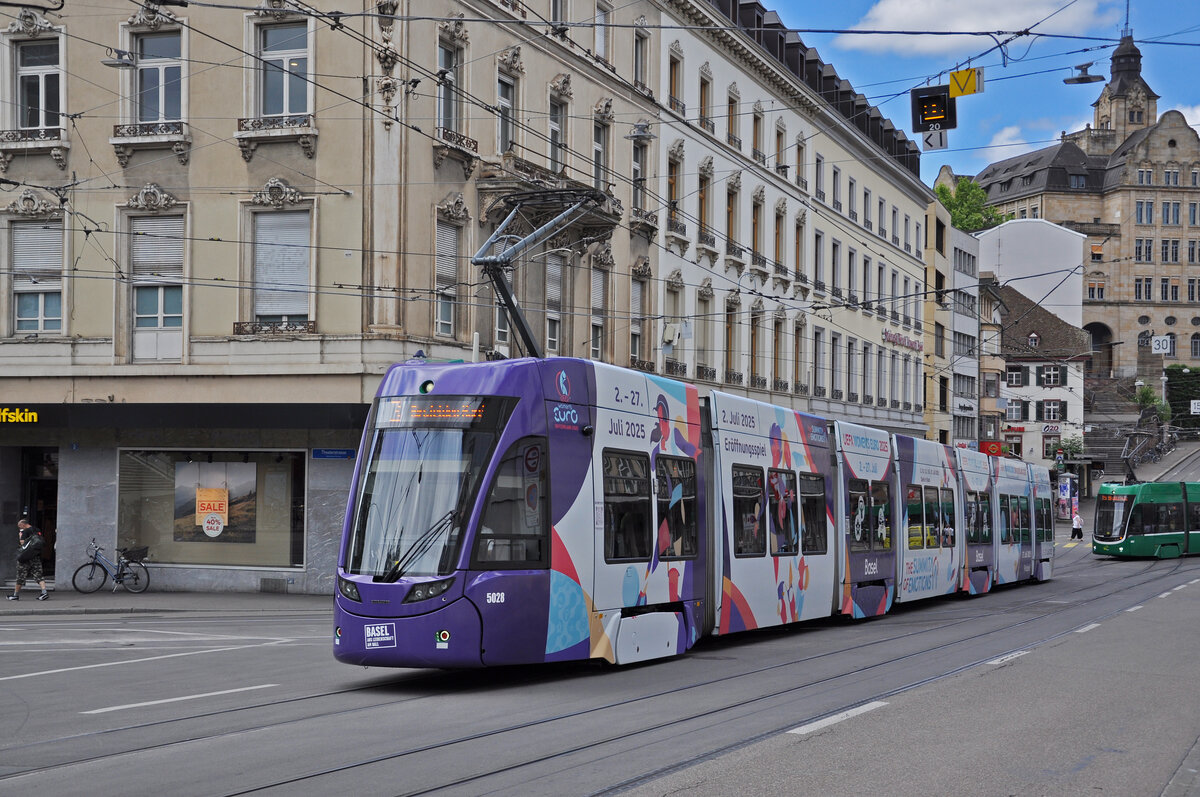 Be 6/8 Flexity 5028 mit der Werbung für die Fussball EM der Frauen 2025 in der Schweiz, auf der Linie 3, fährt am 22.07.2024 den Steinenberg huch zur Haltestelle Bankverein.