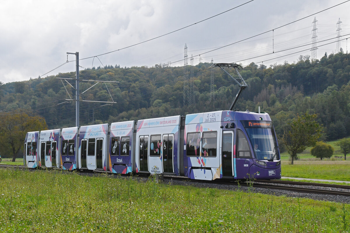 Be 6/8 Flexity 5028 mit der Werbung für die Fussball EM der Frauen 2025 in der Schweiz, auf der Linie 14, fährt am 05.10.2024 zur Haltestelle Rothausstrasse. Aufnahme Muttenz.