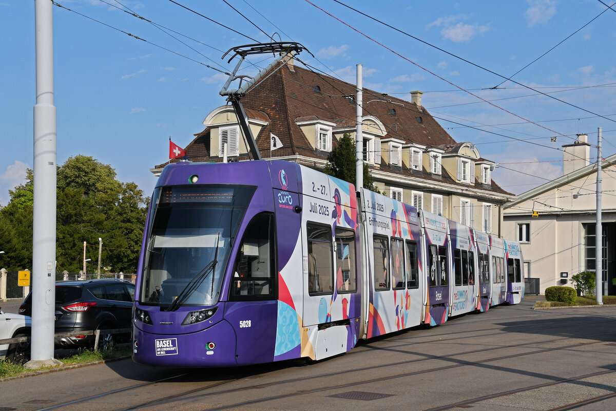 Be 6/8 Flexity 5028 mit der Werbung für die EM im Frauen Fussball, auf der wegen einer Grossbaustelle umgeleiteten Linie 14, wendet am 16.08.2025 in der Schlaufe beim Depot Dreispitz. Aufnahme Basel.