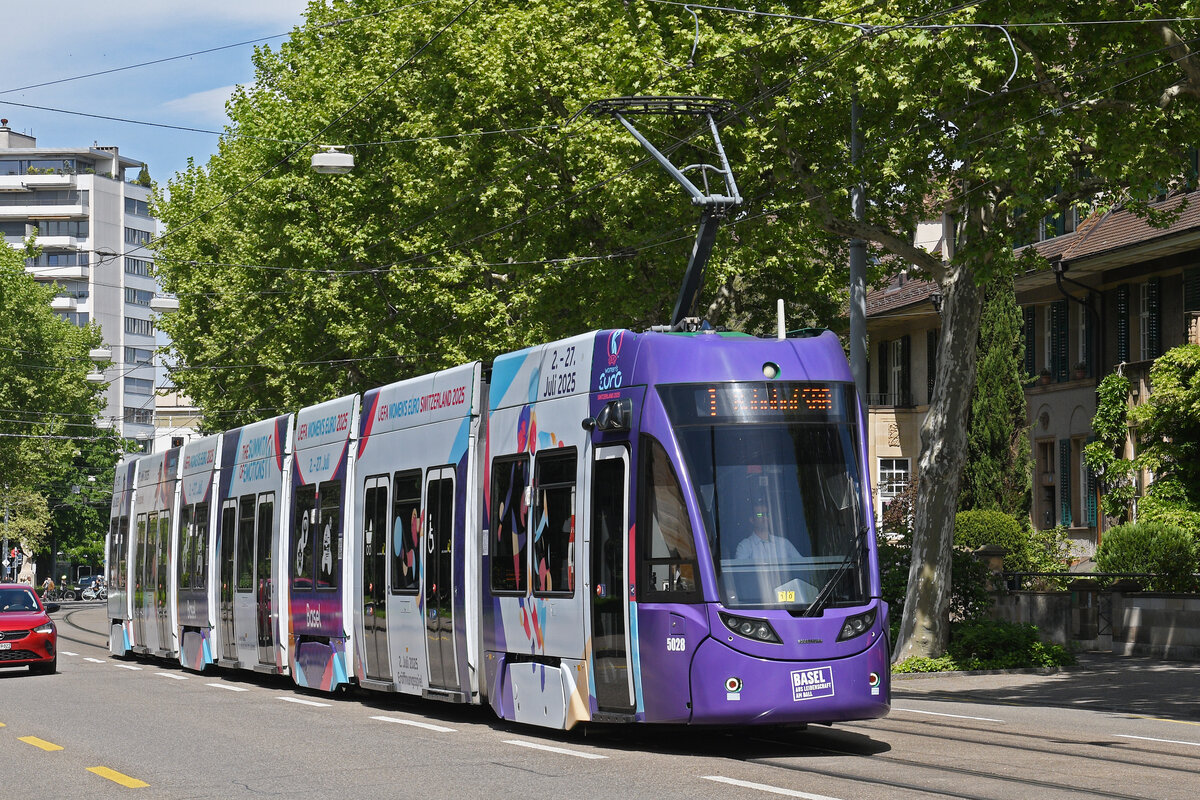 Be 6/8 Flexity 5028 mit der Werbung für die Fussball EM der Frauen, auf der Linie 1, fährt am 03.05.2025 zur Haltestelle ZOO Bachletten. Aufnahme Basel.