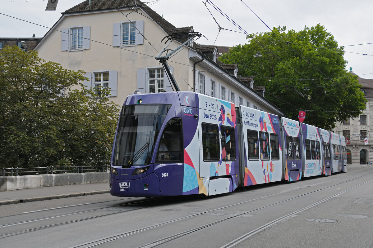 Be 6/8 Flexity 5028 mit der Werbung für die Fussball EM der Frauen, auf der Linie8, fährt am 21.07.2025 den Steinenberg hinunter zur Haltestelle Barfüsserplatz. Aufnahme Basel.