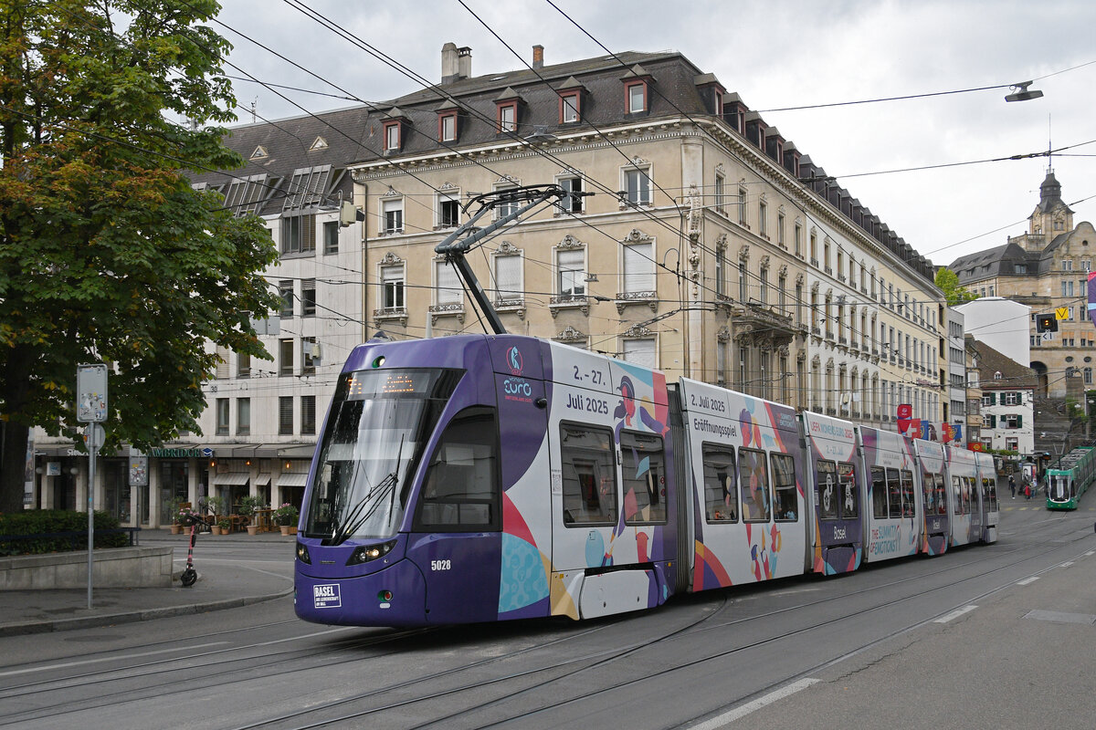 Be 6/8 Flexity 5028 mit der Werbung für die Fussball EM der Frauen, auf der Linie 14, fährt am 07.07.2025 den Steinenberg hoch zur Haltestelle Bankverein. Aufnahme Basel.