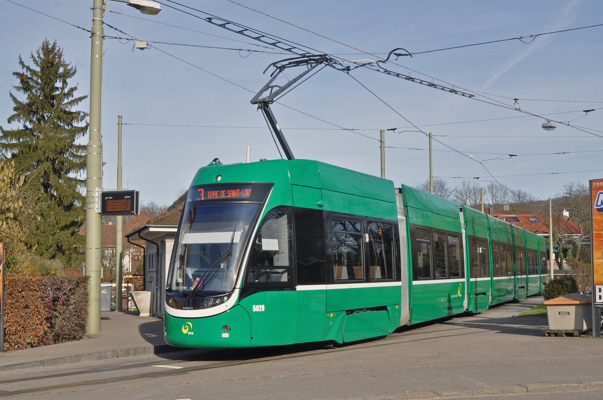 Be 6/8 Flexity 5029, auf der Linie 3 wartet an der Endstation Birsfelden Hard. Die Aufnahme stammt vom 24.01.2018.