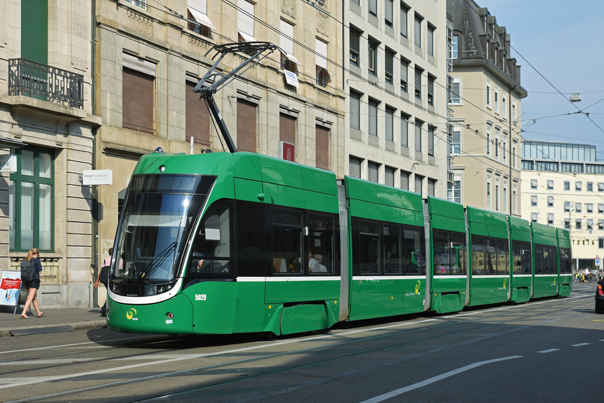 Be 6/8 Flexity 5029, auf der Linie 8, fährt zur Haltestelle Markthalle. Die Aufnahme stammt vom 06.08.2018.