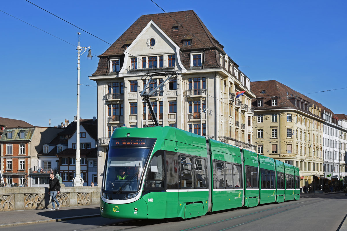 Be 6/8 Flexity 5029, auf der Linie 6, überquert die Mittlere Rheinbrücke. Die Aufnahme stammt vom 13.02.2019.