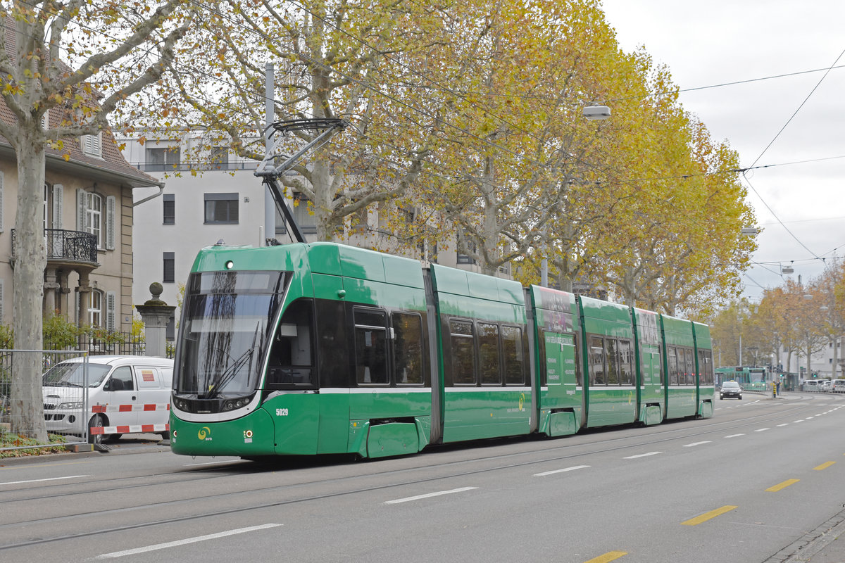 Be 6/8 Flexity 5029, auf der Linie 1, fährt Richtung Haltestelle ZOO Bachletten. Die Aufnahme stammt vom 19.11.2019.