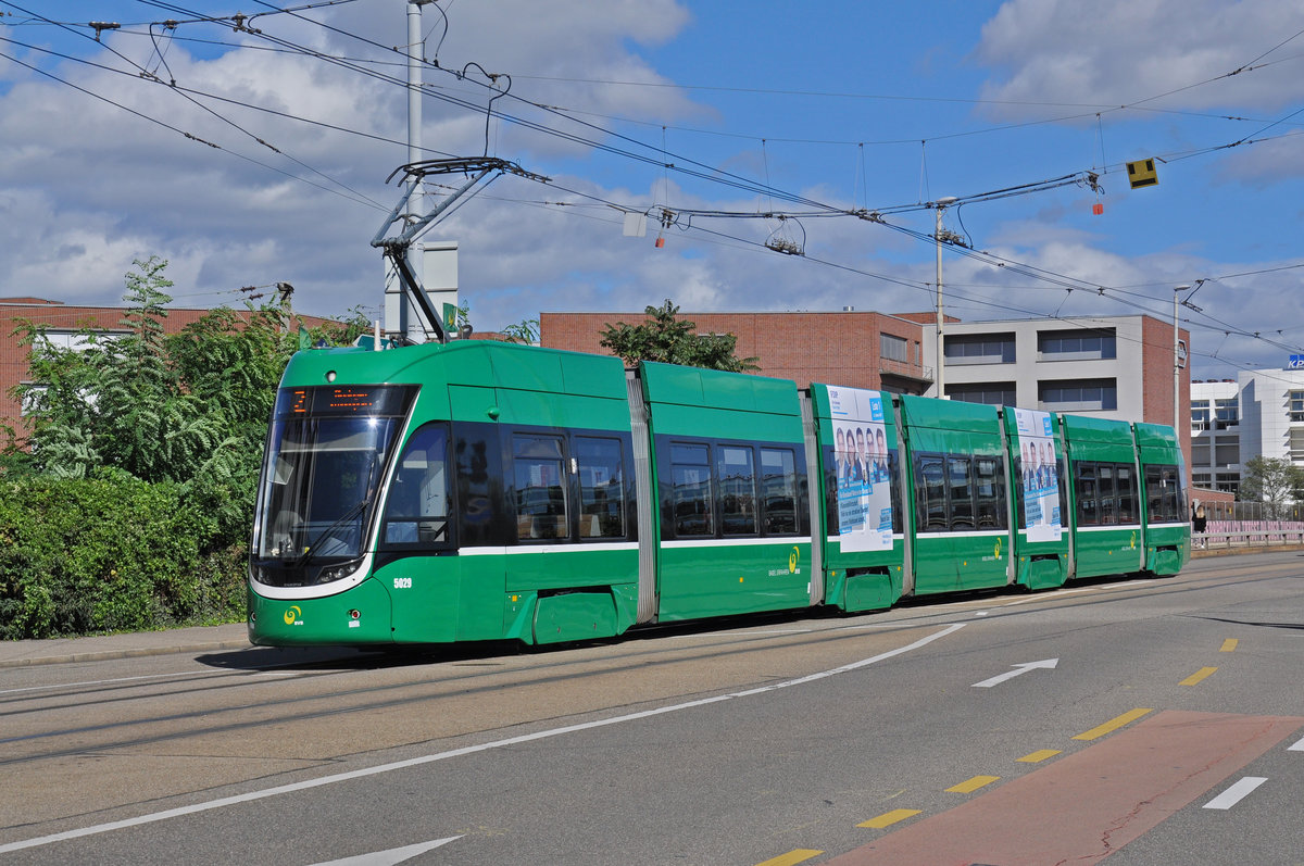 Be 6/8 Flexity 5029, auf der Linie 2, fährt zur Haltestelle IWB. Die Aufnahme stammt vom 04.10.2020.